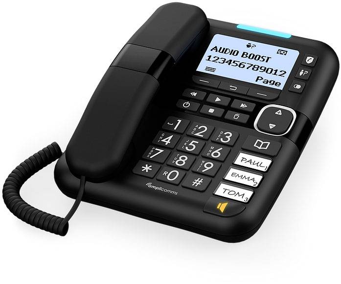 Telefon mit großen Tasten, Display zeigt 'Audio Boost', beleuchtetes Display für einfache Bedienung und Zugriff auf gespeicherte Kontakte.