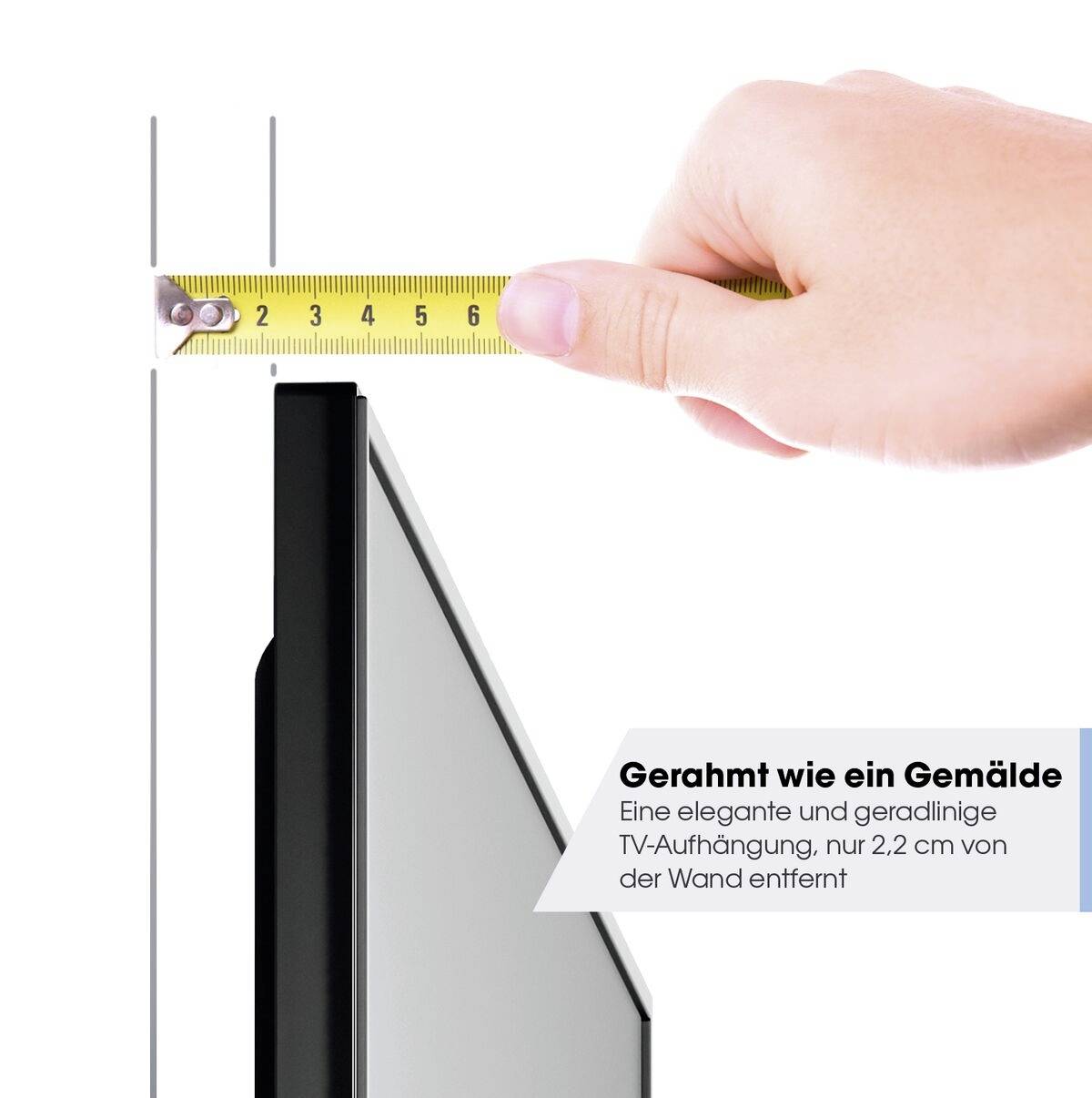 TV seitlich mit Maßband wird gemessen. Text im Bild: 'Gerahmt wie ein Gemälde. Nur 2,2 cm von der Wand entfernt'.