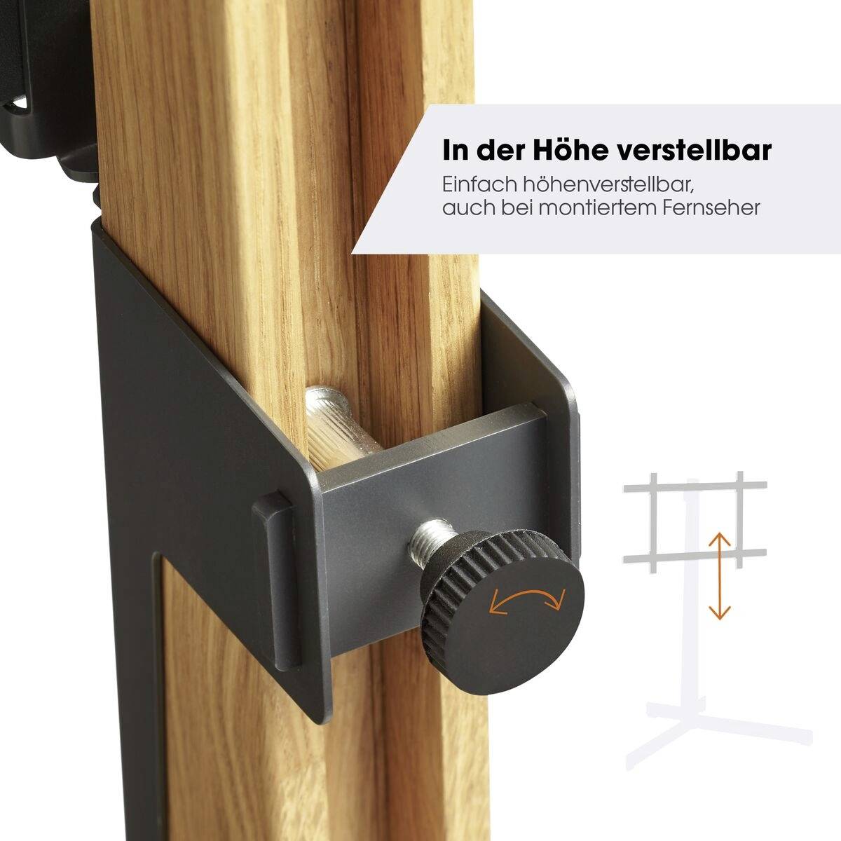 'In der Höhe verstellbar' zeigt eine Halterung mit Drehknopf an einem Holzständer, ermöglicht einfache Höhenanpassung eines montierten Fernsehers.
