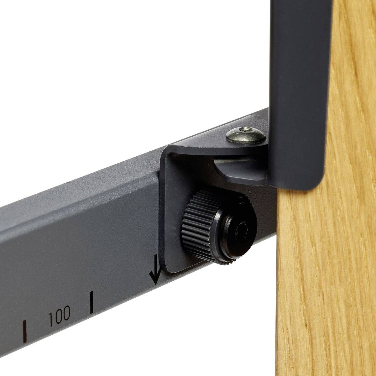 Tiefenanschlag eines Werkzeugs auf einem Maßstab bei 100 mm eingestellt. Ein Drehknopf zur Feinjustierung ist sichtbar.