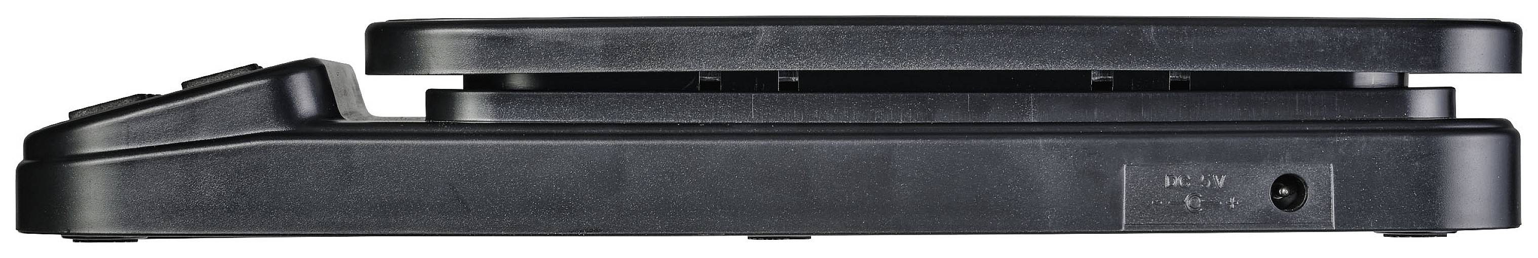 Seitliche Ansicht eines schwarzen, flachen elektronischen Geräts mit einem Netzteilanschluss auf der rechten Seite.