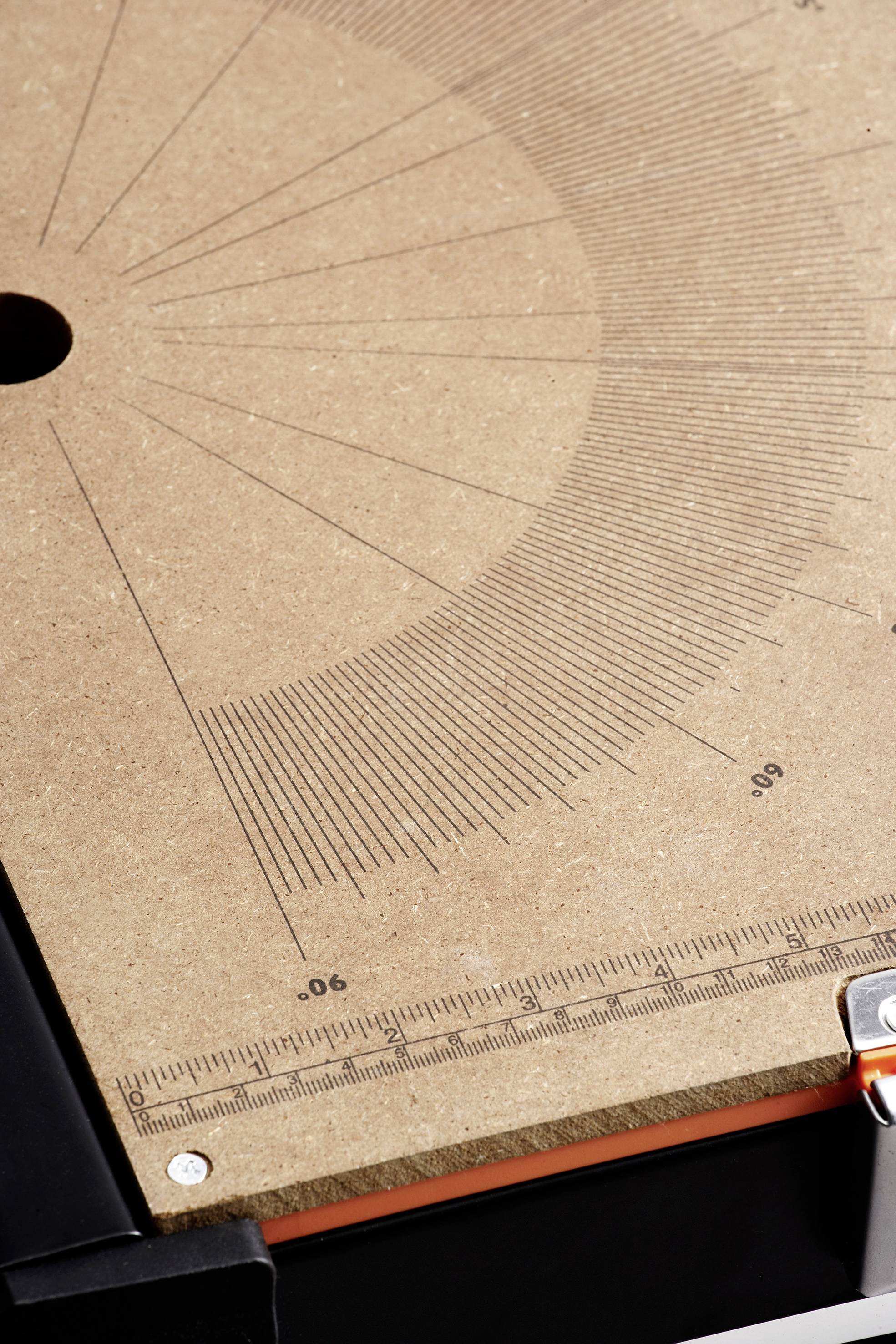 Ein Holzbrett mit eingezeichnetem Winkelmesser und Lineal, das zum präzisen Messen von Winkeln und Längen verwendet wird.