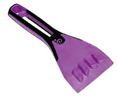 Lila Eiskratzer mit schwarzem Griff, verwendet zum Entfernen von Eis von Autoscheiben.