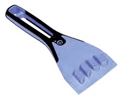 Ein blauer Eiskratzer mit schwarzem Griff, oft zum Entfernen von Eis und Schnee von Autoscheiben verwendet.