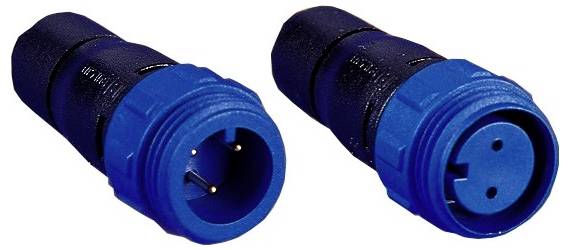 Zwei blaue elektrische Stecker: einer mit drei Stiften und der andere mit drei Löchern, richten sich aus, um einen vollständigen Verbindungssatz zu bilden.