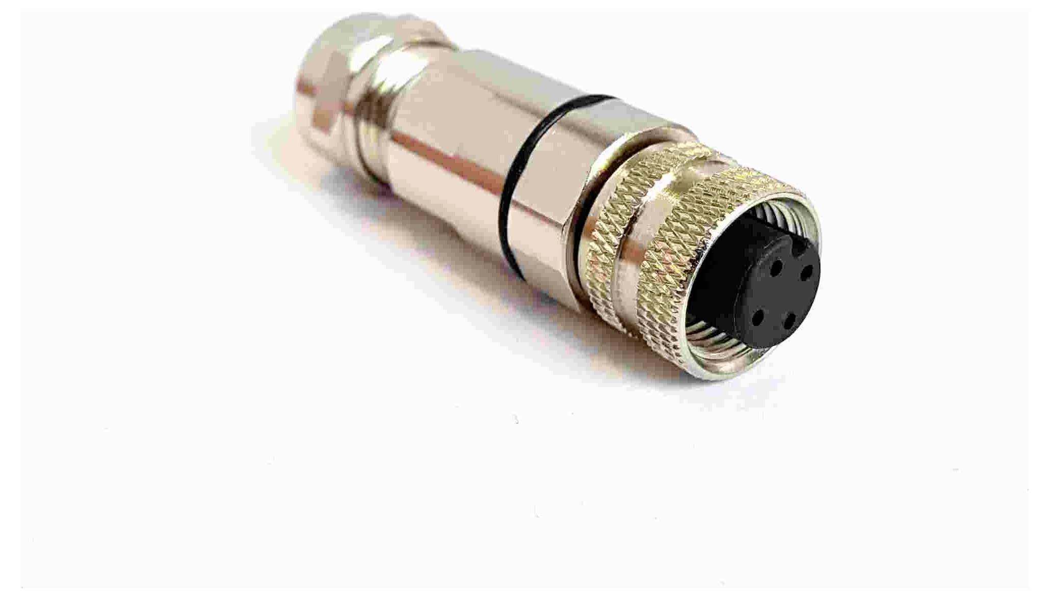 Ein goldenfarbener, runder Metallstecker mit vier Löchern, wahrscheinlich für elektrische oder Datenverbindungen, auf weißem Hintergrund platziert.