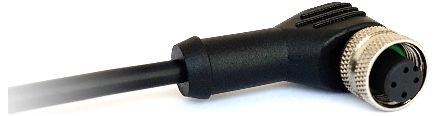 Eine Nahaufnahme eines schwarzen Koaxialkabels im rechten Winkel mit einem Metallstecker, das für elektrische Verbindungen verwendet wird.