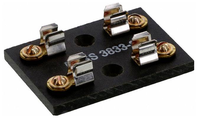 Ein 3D-Modell einer schwarzen rechteckigen Elektrosteckergehäuse mit mehreren goldfarbenen Stiften im Inneren, aus einem Winkel betrachtet.