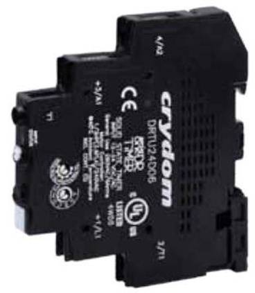 Eine Nahaufnahme einer schwarzen industriellen elektrischen Komponente mit der Aufschrift „crydom DRT1U24D06