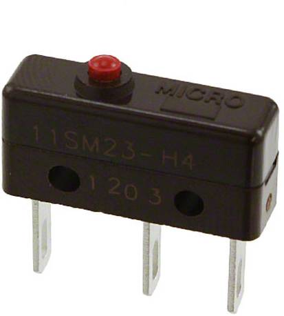 Ein Mikroschalter mit rotem Knopf, bezeichnet mit 'MICRO 11SM23-H4 1203', mit drei Metallkontakten an der Unterseite.
