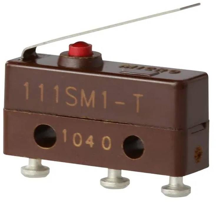 Ein brauner Mikroschalter mit rotem Knopf, gekennzeichnet mit '111SM1-T 1040', mit drei Anschlüssen und einem Metallbetätigungshebel.