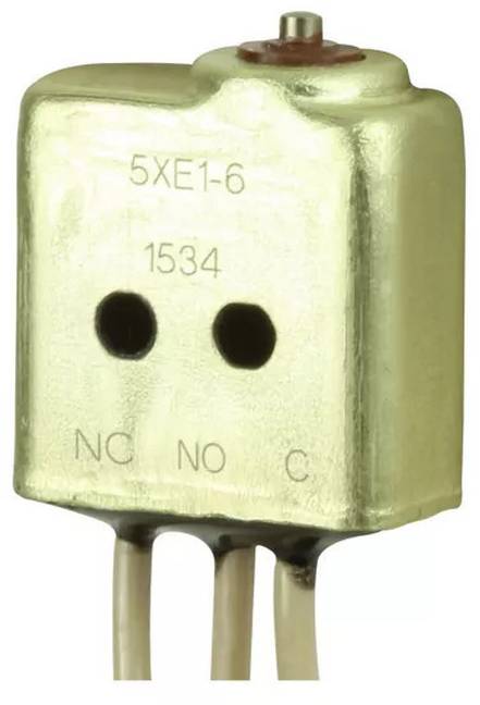 Eine Metallkomponente mit zwei Löchern mit den Bezeichnungen '5XE1-6' und '1534', mit drei herausragenden Drähten.