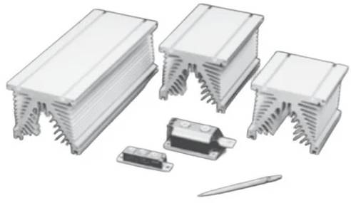 Fünf Transistor-Gehäusemodelle mit Kühlkörpern unterschiedlicher Größe, die verschiedene Lösungen zur Wärmeverwaltung demonstrieren.