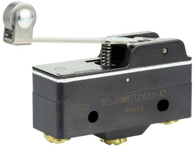 Ein schwarzer Mikroschalter mit metallischem Hebel und Rolle, gekennzeichnet mit 'BZ-2RW82725551-A2' und 'Mexiko'.