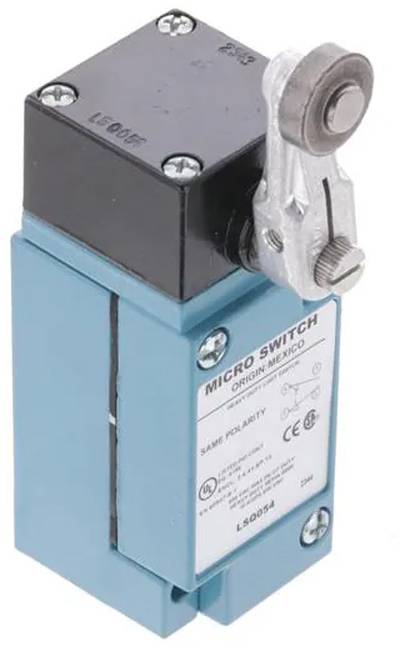 Ein blau und schwarz gefärbter Mikroschalter mit Rollenhebel. Das Etikett auf dem Schalter trägt die Aufschrift „Micro Switch, LS0054, Mexico.