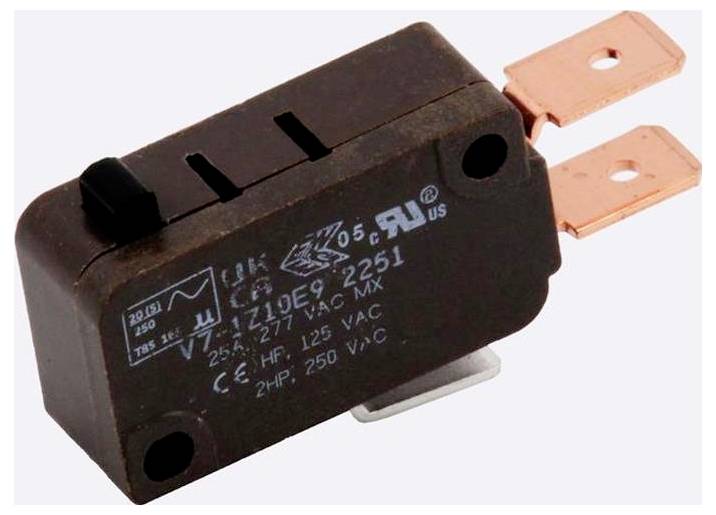 Ein brauner Mikroschalter mit Metallkontakten und eingravierter Beschriftung, typischerweise in elektronischen Schaltungen zur Steuerung von Geräten verwendet.