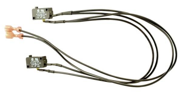 Zwei schwarze Mikroschalter mit Kabeln und Steckverbindern. Sie sind miteinander verbunden und werden in elektronischen Schaltungen verwendet.