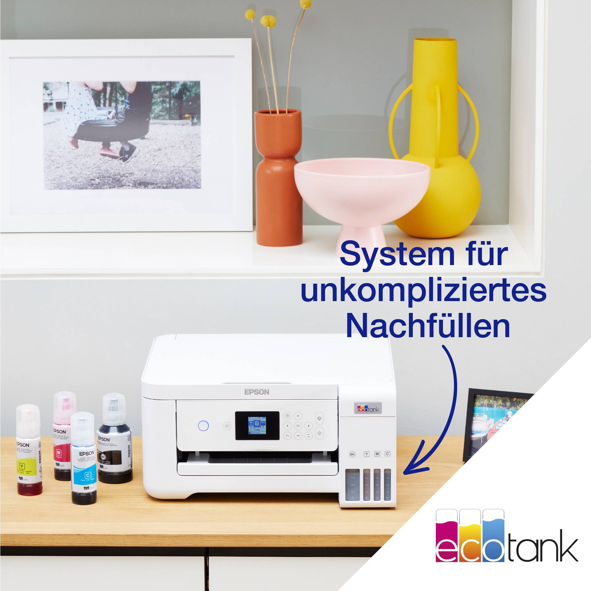 Epson-Drucker auf Holzregal, flankiert von Tintenflaschen. Text: 'System für unkompliziertes Nachfüllen'.