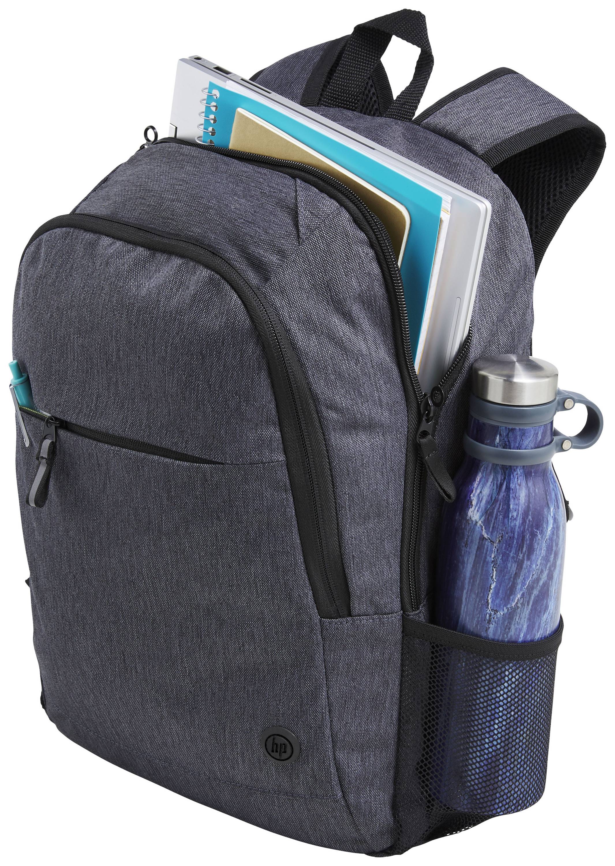 Grauer Rucksack mit Reißverschlüssen, gefüllt mit Ordnern und Notizblöcken. Eine Wasserflasche steckt in der seitlichen Netztasche.