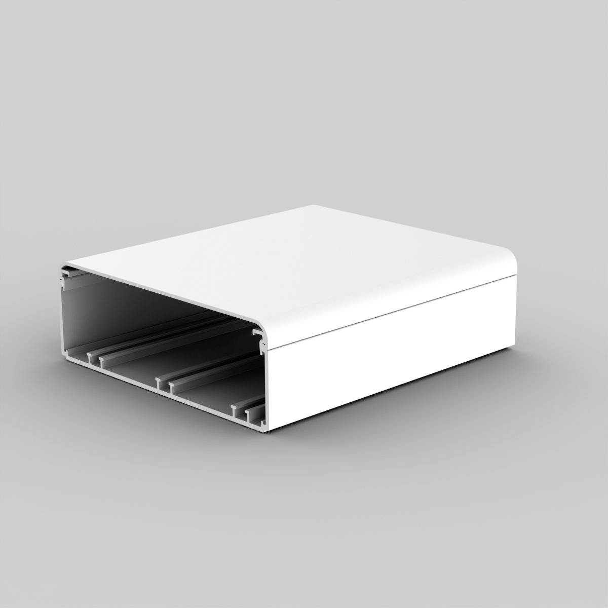 Weiße Kabelkanal-Komponente mit quadratischem Querschnitt und offenen Enden auf grauem Hintergrund.