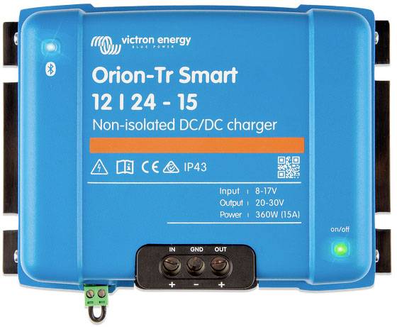 Ein blauer DC/DC-Ladegerät von Victron Energy, Modell 'Orion-Tr Smart 12|24-15'. Zeigt Eingangs- und Ausgangsspannung, Leistung und Schutzart IP43.