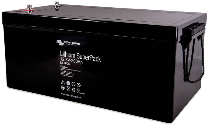 Schwarze Lithium-Ionen-Batterie von Victron Energy, Modell 'Lithium SuperPack 12,8V-200Ah LiFePO4', ideal für Energiespeicher.