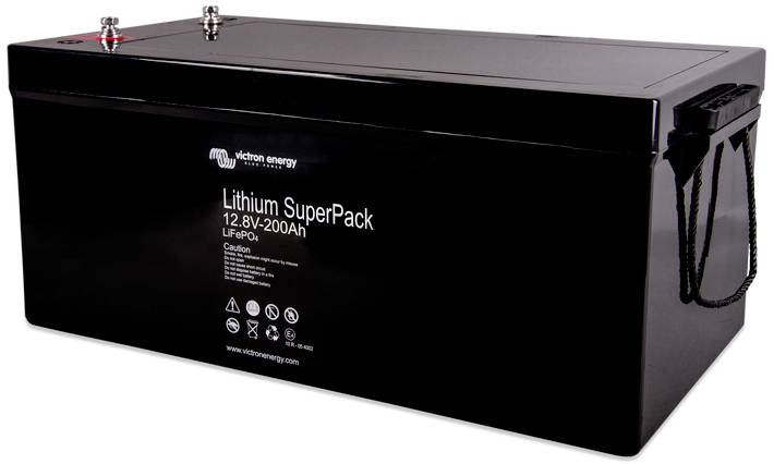 Ein schwarzer Lithium-Akku mit der Aufschrift 'Lithium SuperPack 12.8V-200Ah LiFePO4'. Rechts befinden sich Tragegriffe.
