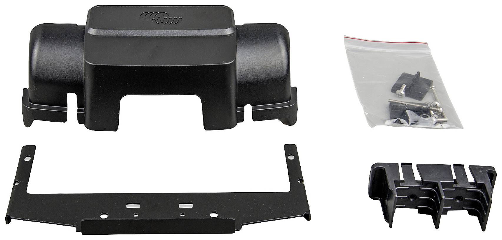 Schwarzes Kunststoffgehäuse mit Metallhalterungen und Montagezubehör in einer Plastiktüte, bereit zur Installation.