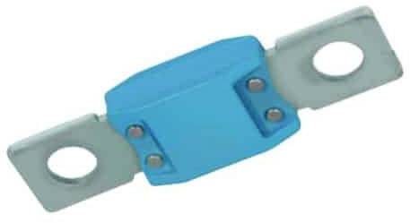 Ein blauer Flachsicherungsstecker mit zwei Metallklemmen an den Enden, die für elektrische Verbindungen verwendet werden.