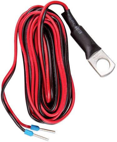 Eine rote und schwarze Kabelschlaufe mit Metallringanschluss und abisolierten Enden. Verwendet für elektrische Verbindungen.