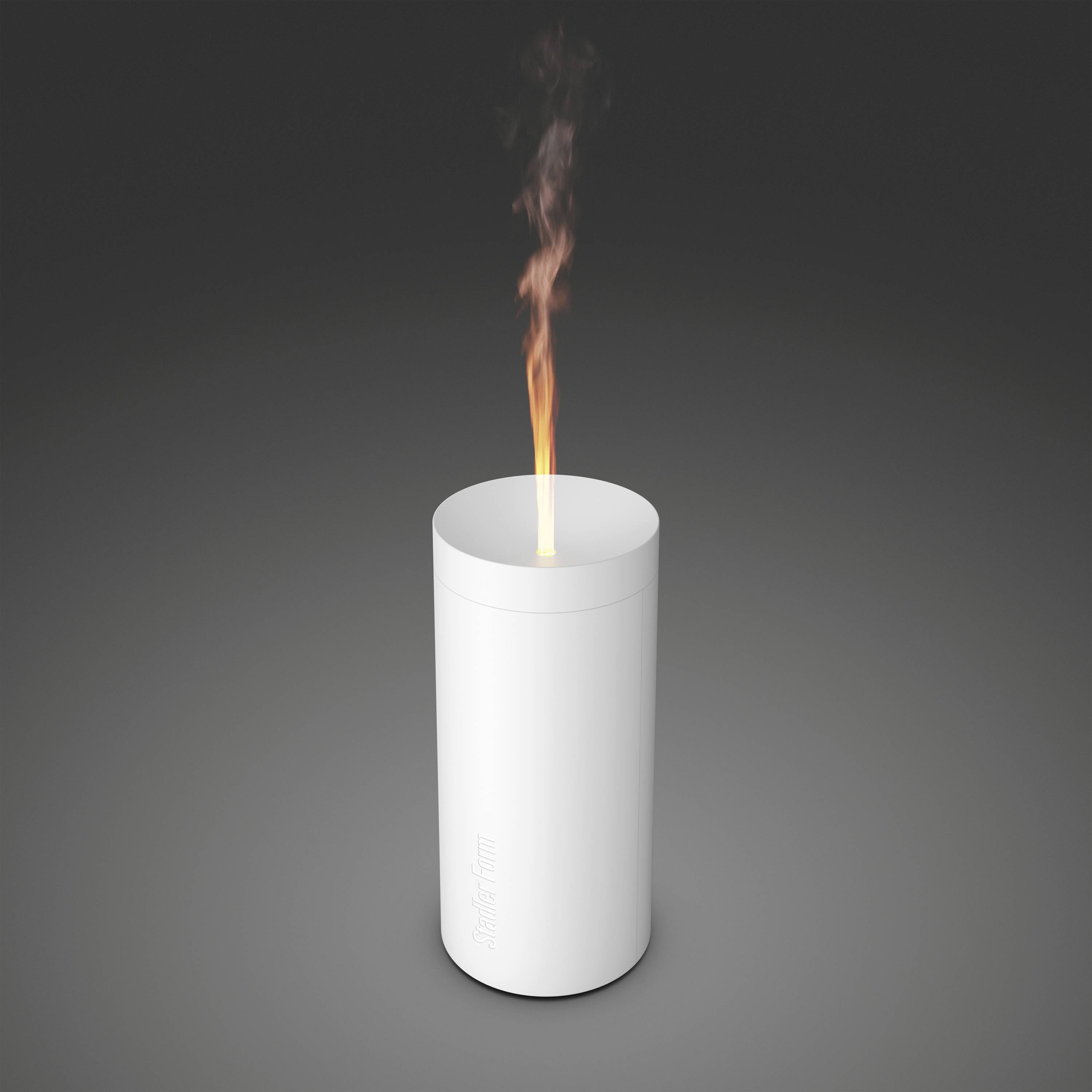 Eine weiße Kerze in einem zylindrischen Halter mit brennender Flamme, die orangefarbenen Rauch freisetzt, auf einem dunklen Hintergrund.