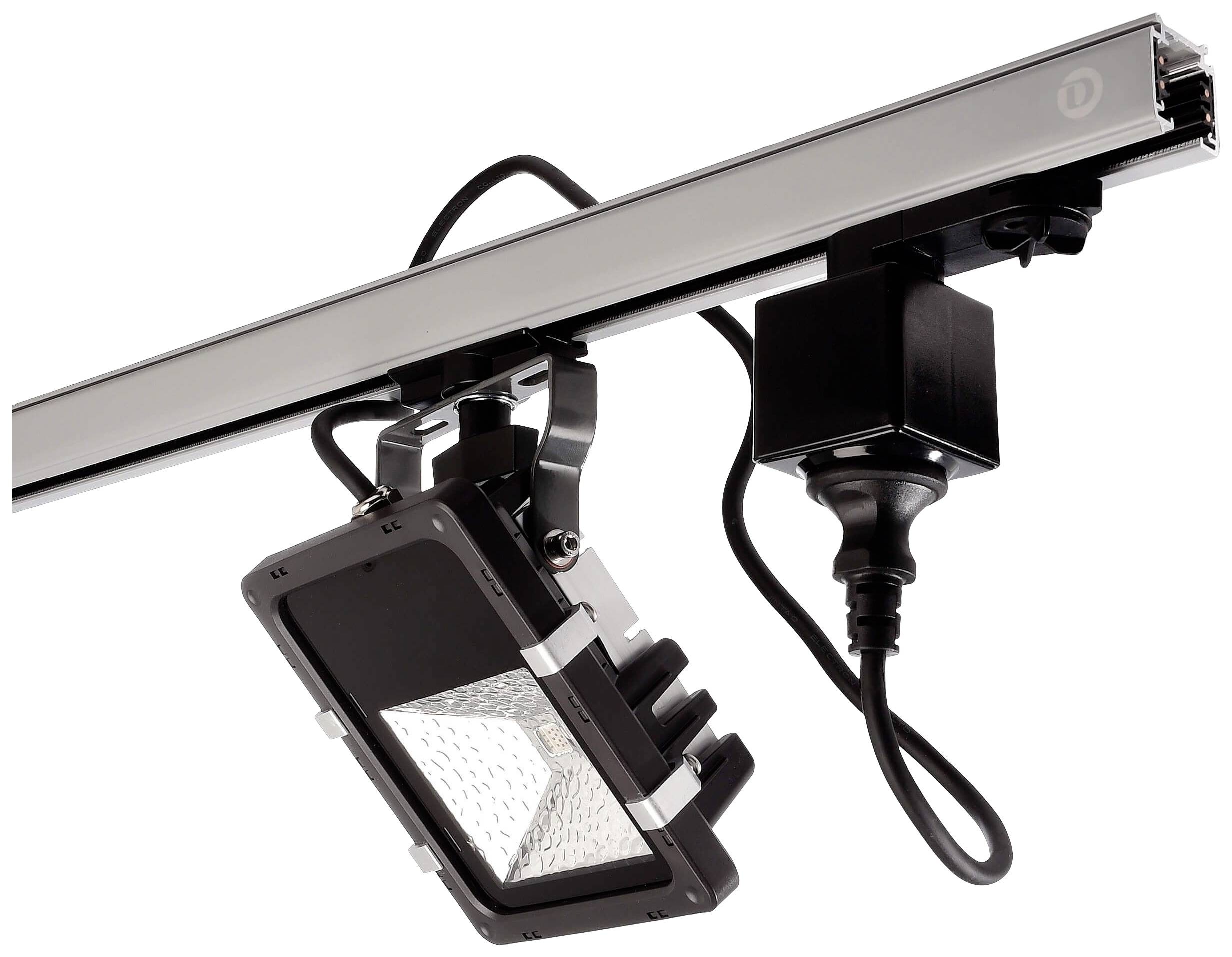 Ein schwarzer LED-Strahler ist an einer silbernen Schiene befestigt. Ein schwarzes Kabel verbindet die Lampe mit der Stromversorgung.
