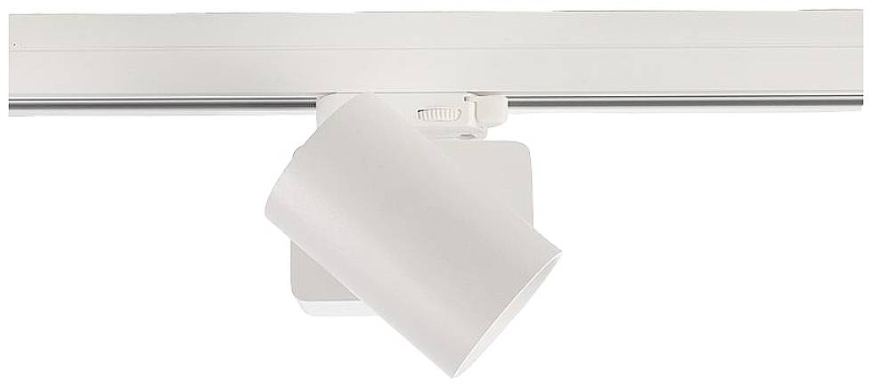 Ein weißer Deckenstrahler an einer Schiene, nach unten geneigt. Ideal für gezielte Beleuchtung in modernen Innenräumen.