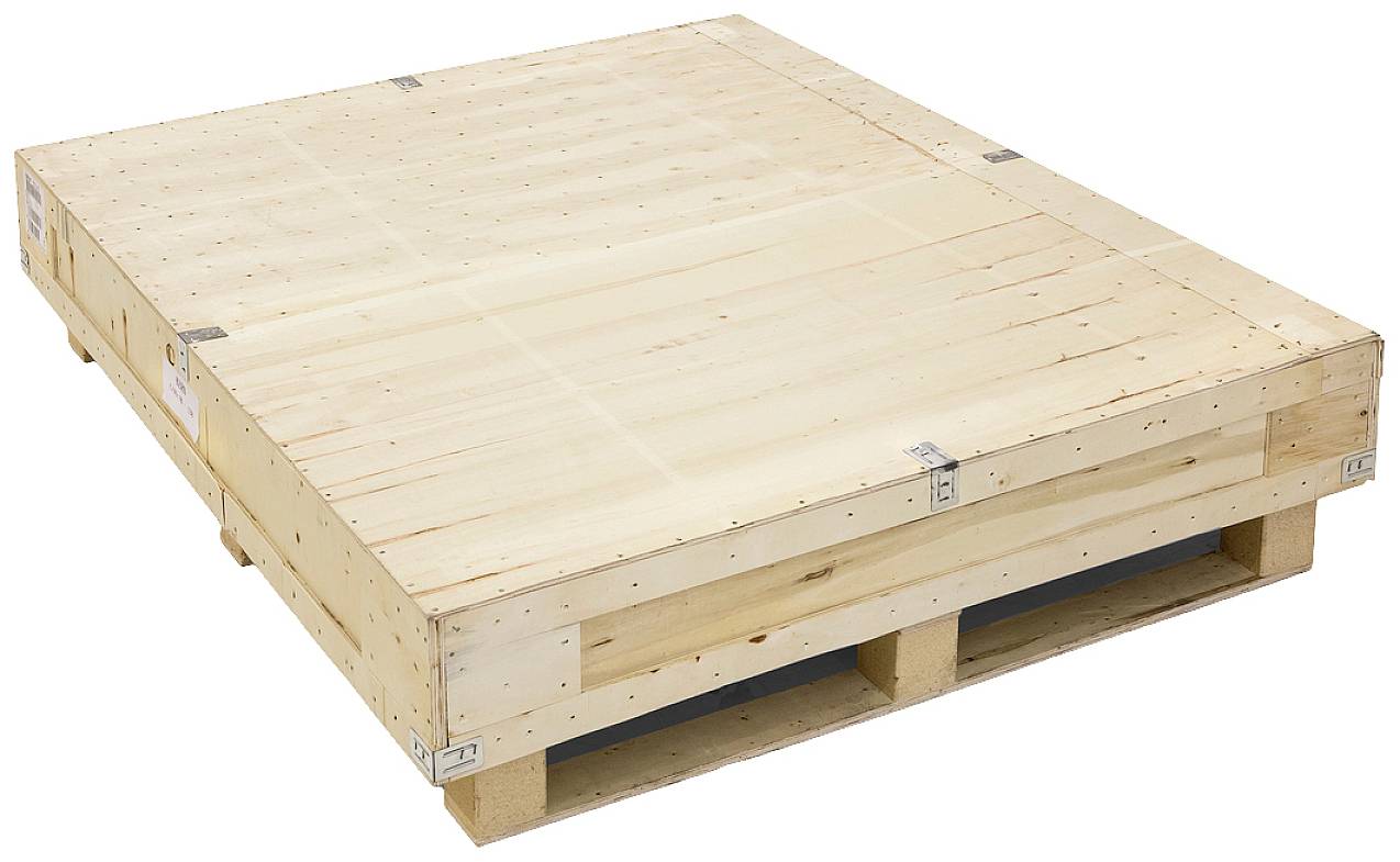 'Holzkiste auf Palette', geschlossen und mit Metallverbindungen gesichert. Verwendet für sicheren Transport oder Lagerung von Waren.
