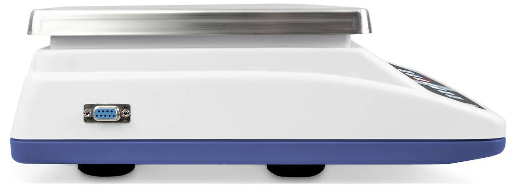 Eine elektronische Waage in Seitenansicht, mit einer Metallplattform und einem blauen Sockel. An der Seite ein Anschlussstecker.