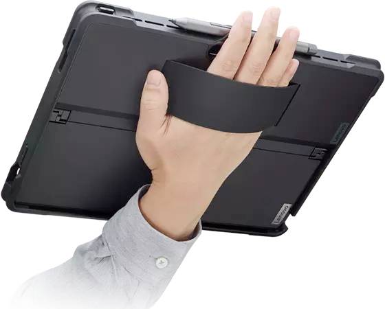 Eine Hand hält ein Tablet mit einer schwarzen Halterung.