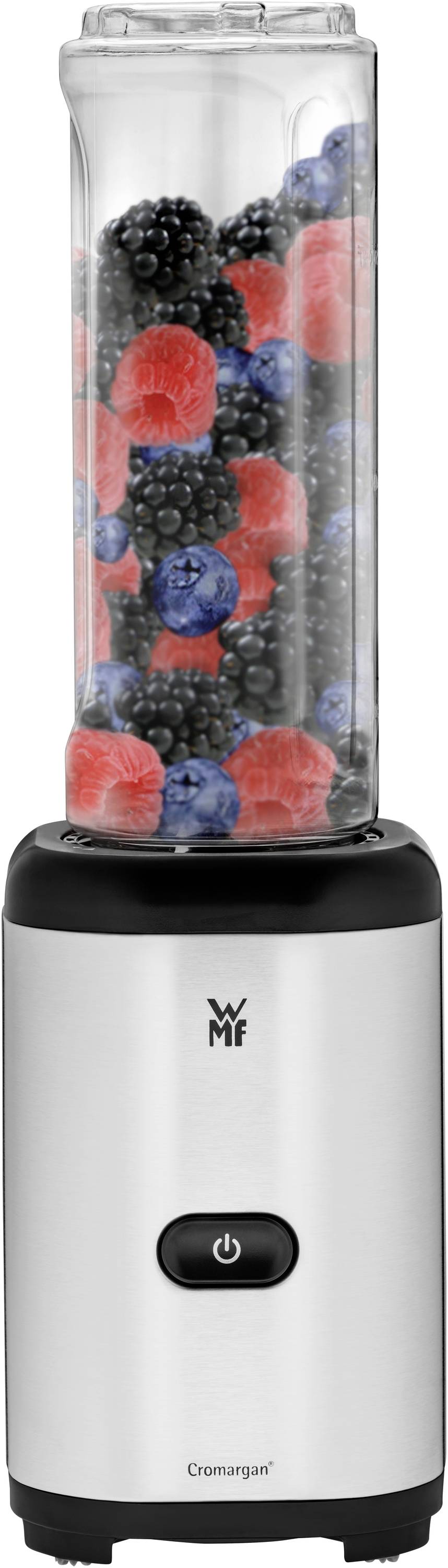Ein silberner Mixer gefüllt mit verschiedenen Beeren, inklusive Erdbeeren, Blaubeeren und Brombeeren.