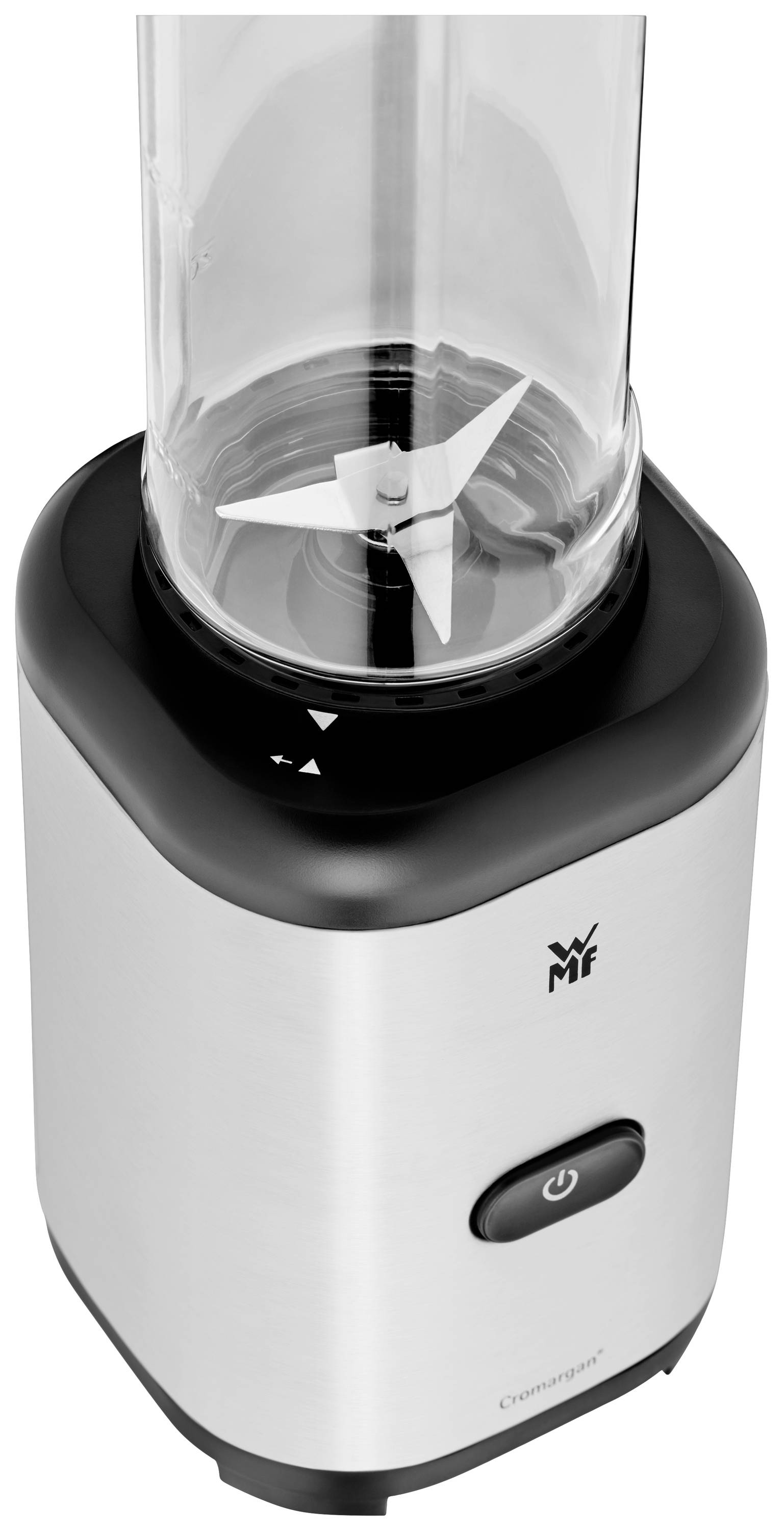 Ein silberner Mixer mit durchsichtigem Behälter und sichtbarem Messer, Knopf an der Vorderseite.