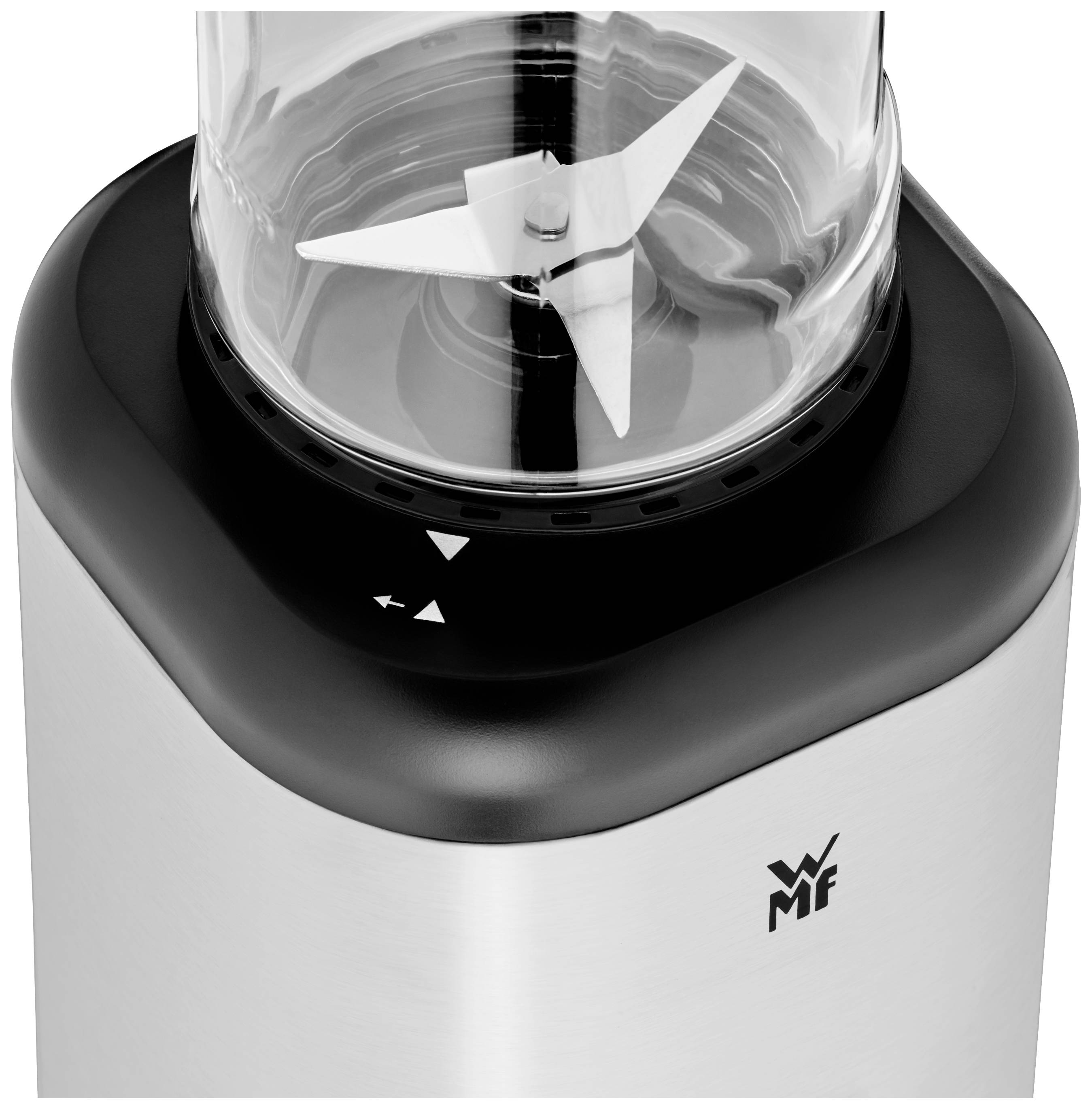 Silberfarbener Mixer mit schwarzem Sockel und transparentem Becher. Sichtbare Edelstahlklingen. Markenlogo auf der Vorderseite.
