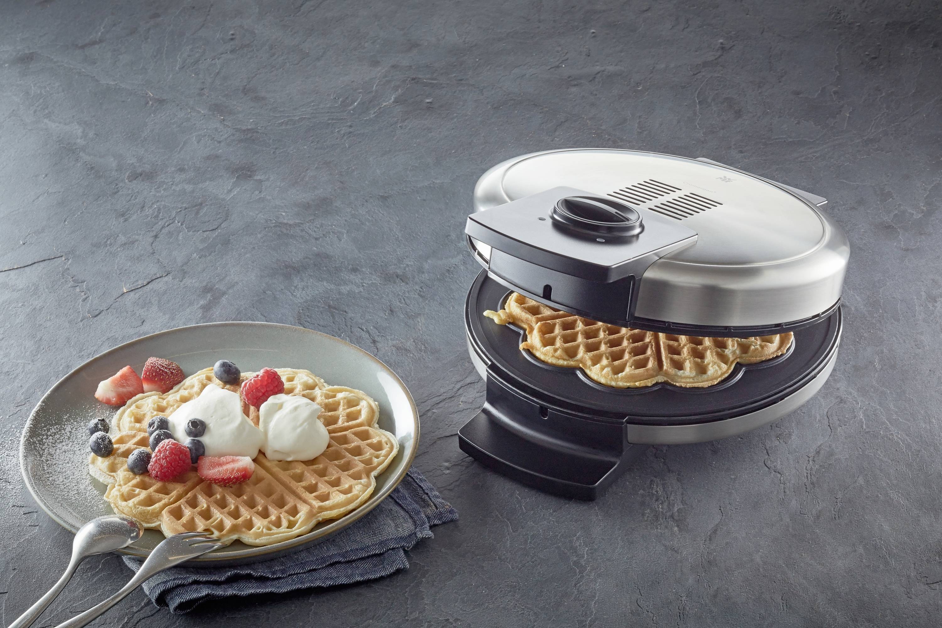 WMF Lono Waffeleisen Antihaftbeschichtung, Kontrollleuchte, klappbar Cromargan, Schwarz