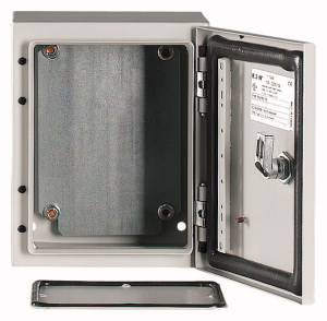 Gehäusekasten mit geöffneter Tür, zeigt Innenseite aus Metall und vier Schraublöcher an den Ecken. Tür hat einen Griff und Scharnier.