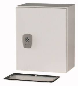 Grauer Rechteck-Schaltschrank mit Schloss in der Mitte. Abnehmbarer Rahmen liegt davor. Ideal für elektrische Installationen.