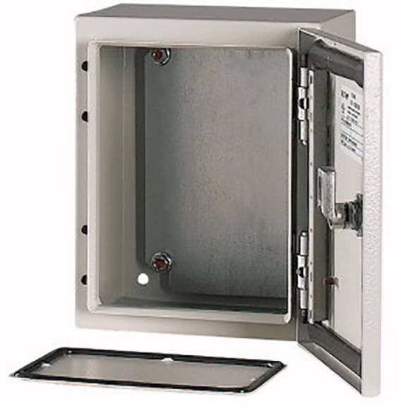 Metallgehäuse mit offener Tür, zeigt Innenraum mit verdeckten Scharnieren und Schrauben. Liegt auf weißem Hintergrund, ohne Inhalt.