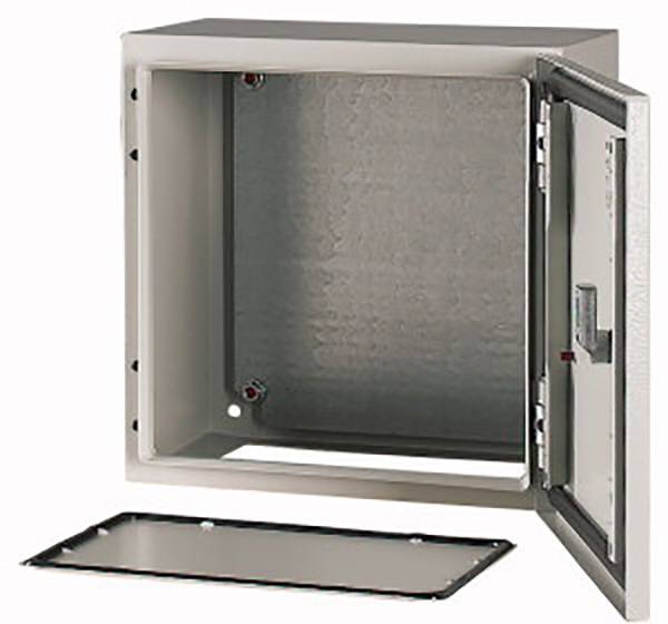 Ein offener Metall-Schaltschrank mit abgenommener Tür, geeignet für elektrische Installationen und Kabelmanagement.