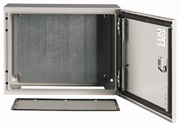 Metallischer Schaltschrank mit geöffneter Tür, zeigt leeren Innenraum und abnehmbares Panel vor dem Schrank.