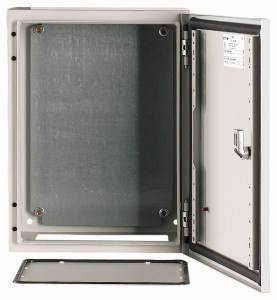 Metallkasten mit geöffneter Tür, zeigt Innenraum. Eignet sich zur sicheren Aufbewahrung oder für Elektronikeinbauten.