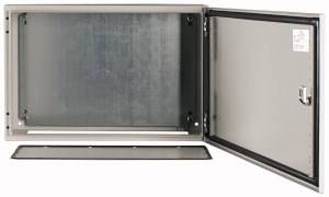 Metallschrank mit geöffneter Tür, zeigt leeren Innenraum. Geeignet zur Aufbewahrung von elektrischen oder technischen Geräten.