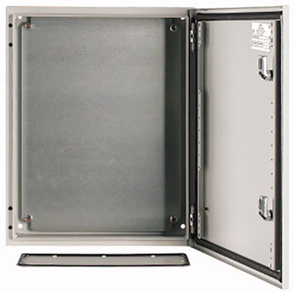 Graumetallener Schaltschrank mit geöffneter Tür, zeigt leeren Innenraum. Tür enthält Klemmen und ein Etikett. Geeignet für elektrische Installationen.