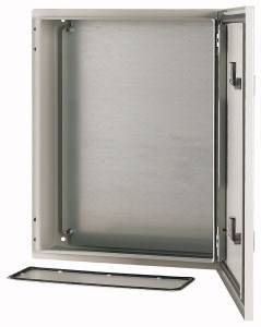 Metall-Schaltschrank, rechteckig, geöffnet, mit abgenommener Tür und sichtbarem Innenraum. Geeignet für elektrische Installationen.