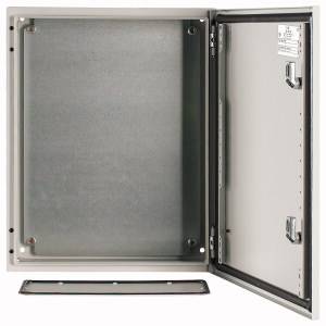 Offener Metallschrank mit geöffnetem Türblatt.